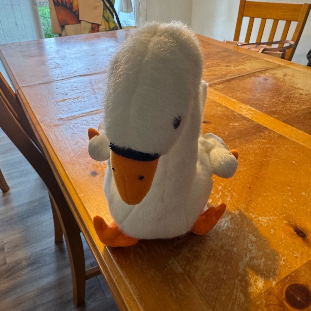 Darling plush swan with two babies!!! So cute and excellent condition